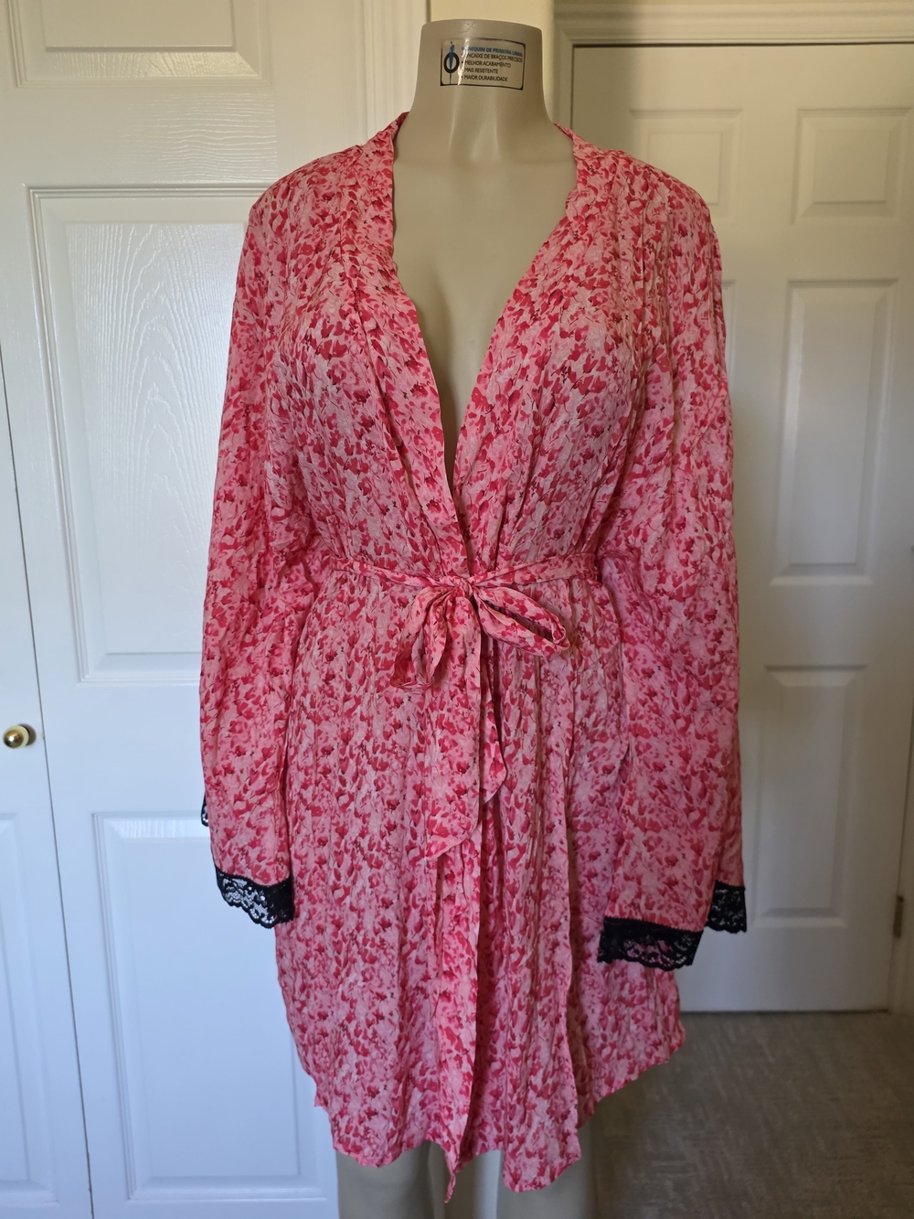 BCBGMaxAzria Pink Floral Tie-Waist Robe with Black Lace Cuffs